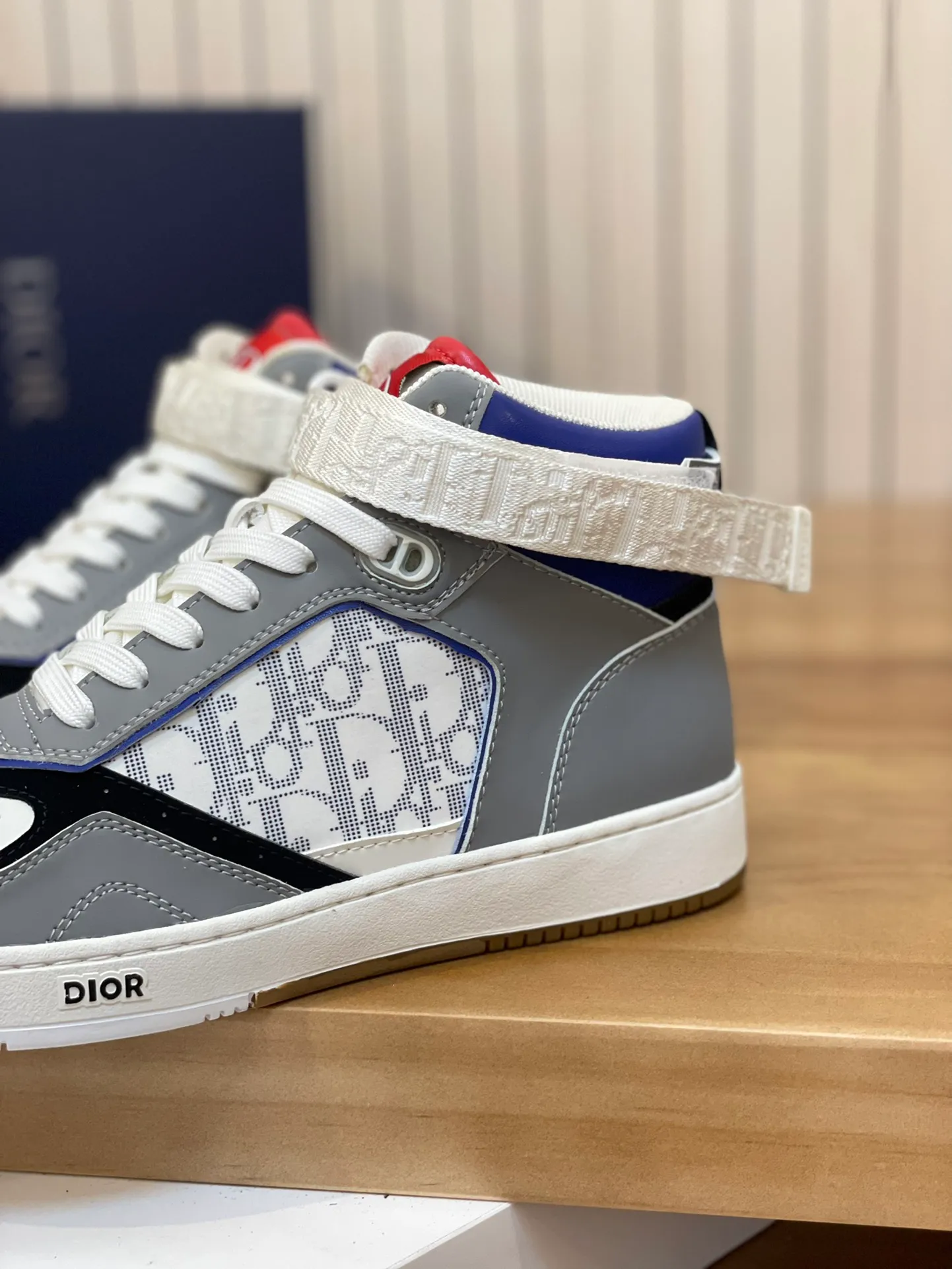 Men's shoes: 💰P460¥ Product trademark: Dior* "Dior*" high-top casual shoes Regular size: 38-44 (can be customized to 45.46) Product materials: Upper imported cowhide stitched with original fabric, breathable lining, original outsole. Number: 1006